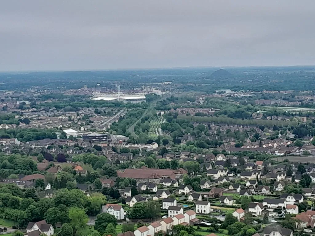 Du sommet du plus haut terril d&#x27;Europe la cité de Lens et son mythique stade Bollaert