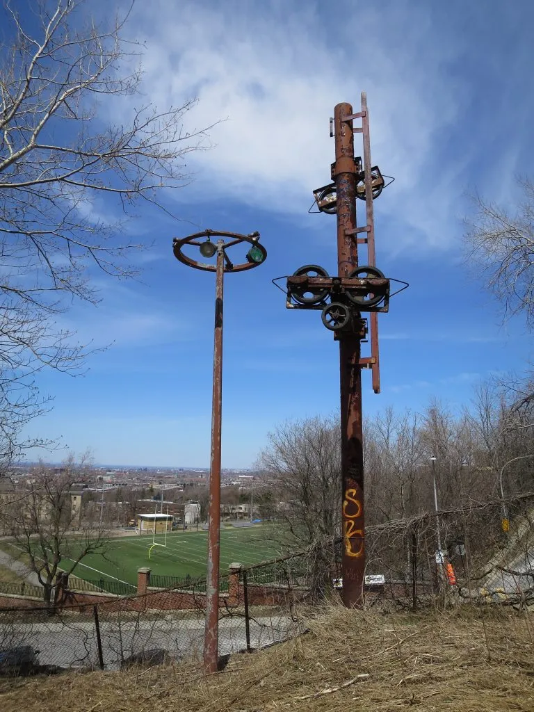 L'un des artéfacts de l'ancienne piste de ski, sur le flanc nord du Mont-Royal
