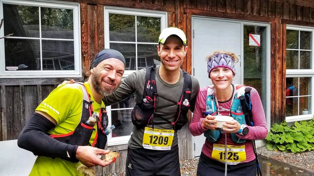 La bouche pleine, avec Dom et Fanny, au ravito du lac Gale, 64e km.